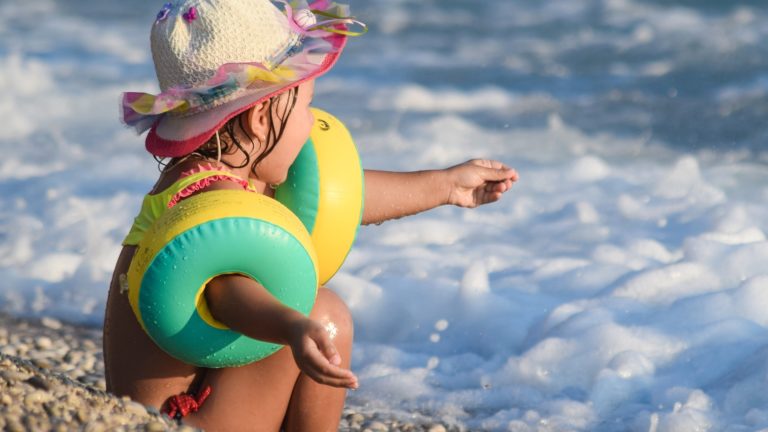 IDZIEMY NA PLAŻĘ – MODNE STYLIZACJE DLA MALUSZKA NA WAKACJE